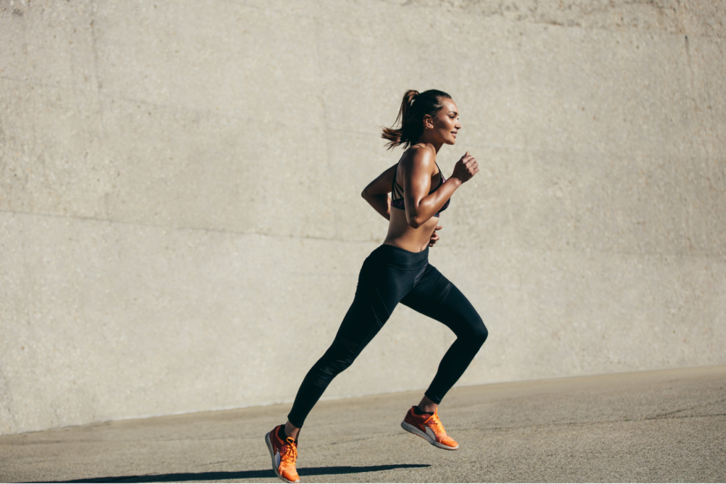 Kobieta przygotowuje się do maratonu